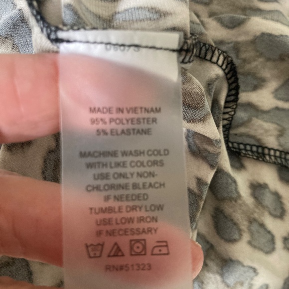 Vince Camuto Animal Print Lightweight Sweater Size S - Picture 4 of 7